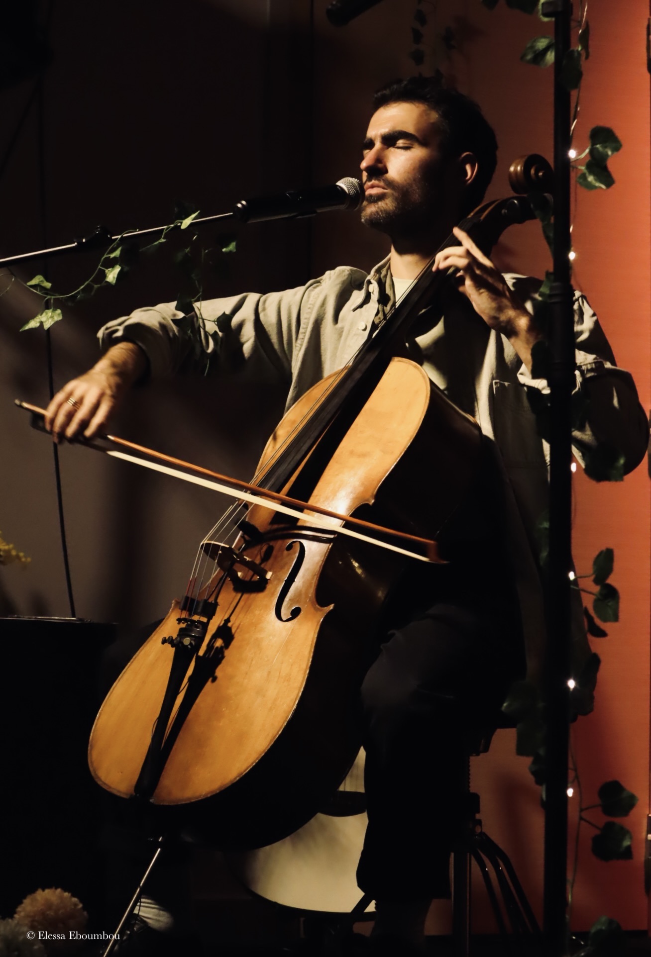 Victor Rességuier au violoncelle au Barbizon